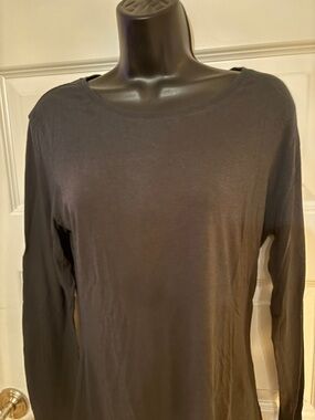 Essential Women's Long-Sleeve Crew Neck Top - Black